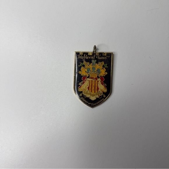Medieval Times Crest Pendant Dinner & Tournament Keychain Enamel Gloss Gold VTG - Picture 12 of 15